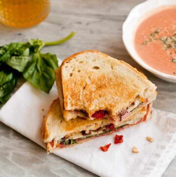 Grilled Cheese Sandwich with Tomato Soup - HelloVeggie.co