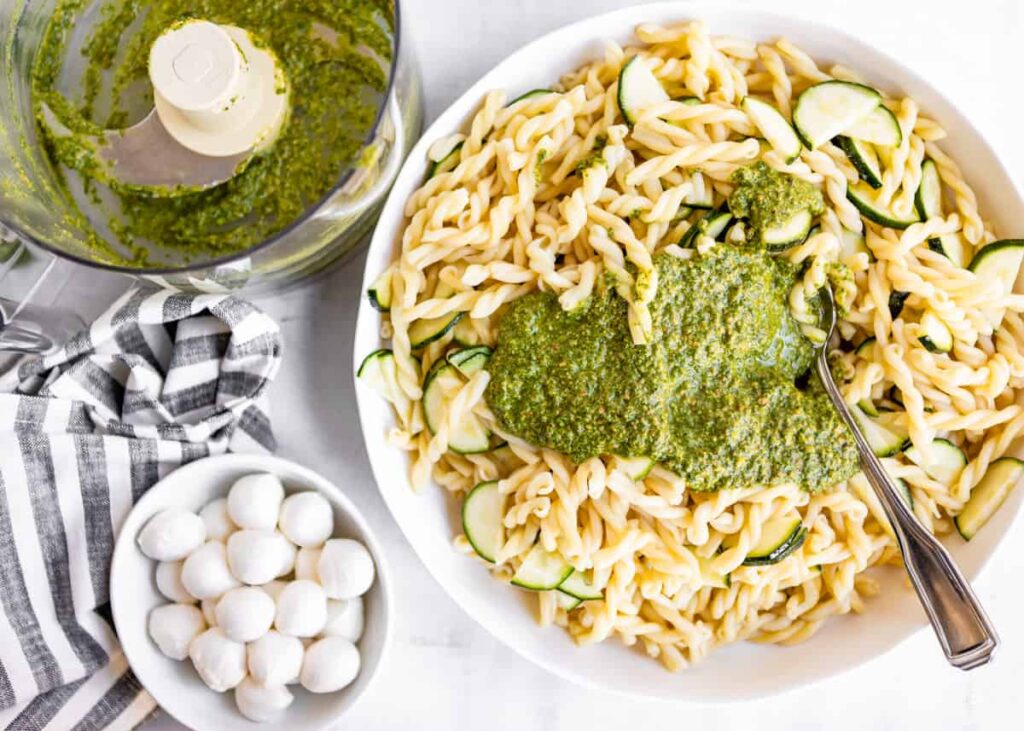 Pistachio Pesto Pasta with Zucchini and Fresh Mozzarella | HelloGlow.co